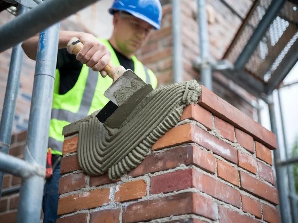 Jaką zaprawę do murowania komina wybrać, by uniknąć problemów?