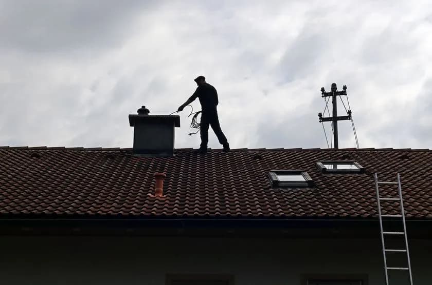 Ile bierze kominiarz za odbiór domu? Poznaj zaskakujące ceny!