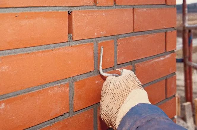 Czym uszczelnić pęknięty komin? Skuteczne metody naprawy i porady