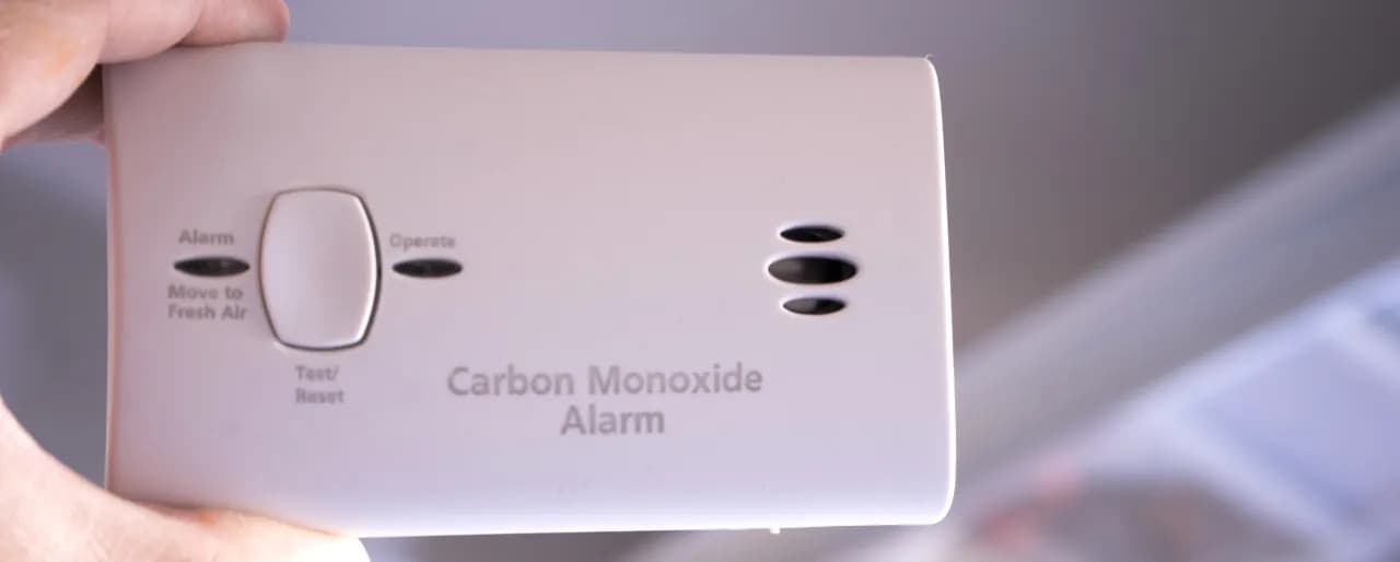 Czy czujnik czadu wykryje dym? Poznaj kluczowe różnice i zagrożenia