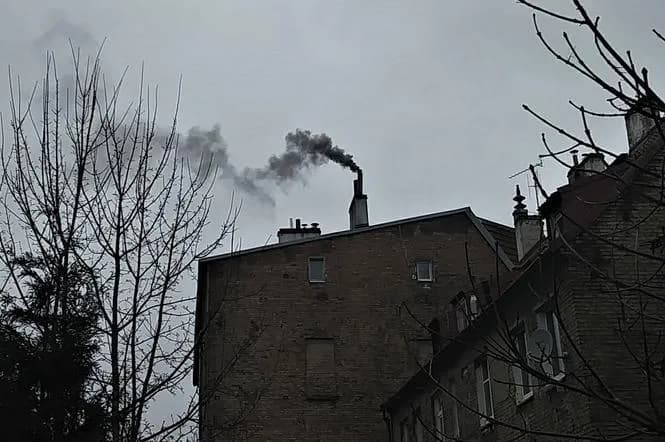 Czarny dym z komina co oznacza? Sprawdź niebezpieczeństwa i przyczyny