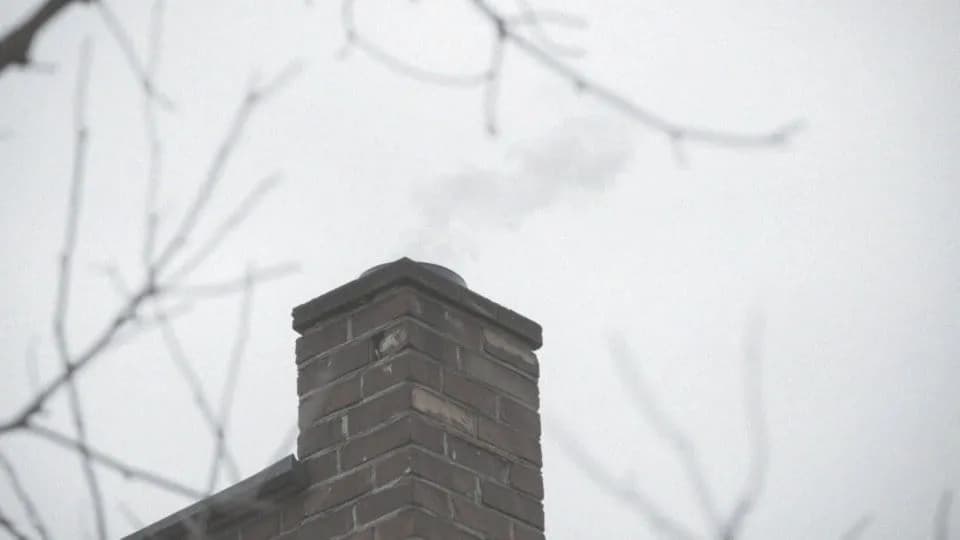 Jak usunąć zapach sadzy z komina i poprawić jakość powietrza