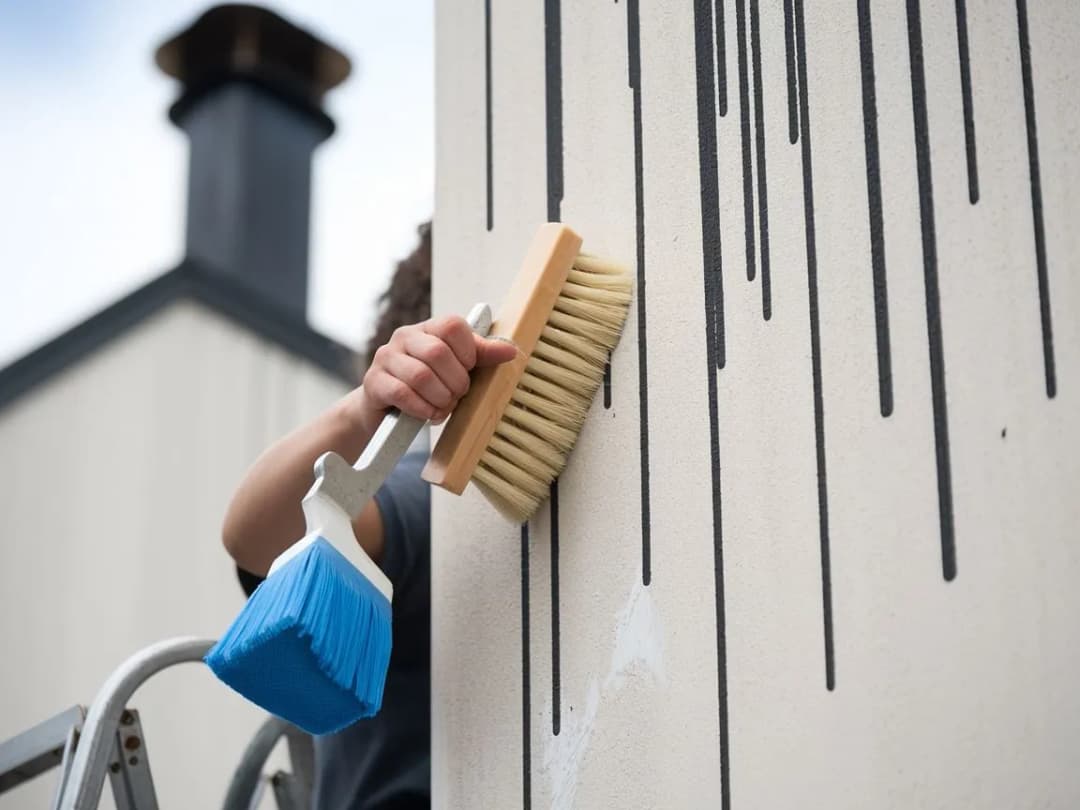 Skuteczne sposoby na usunięcie czarnych plam na kominie bez ryzyka