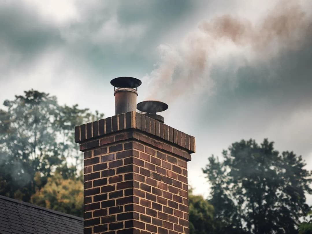 Jak sprawdzić cug w kominie i uniknąć niebezpieczeństw związanych z dymem