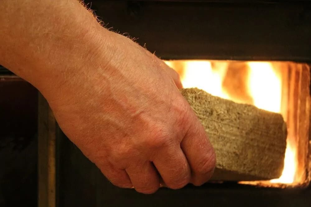 Czy brykietem można palić w kominku? Bezpieczne i skuteczne sposoby