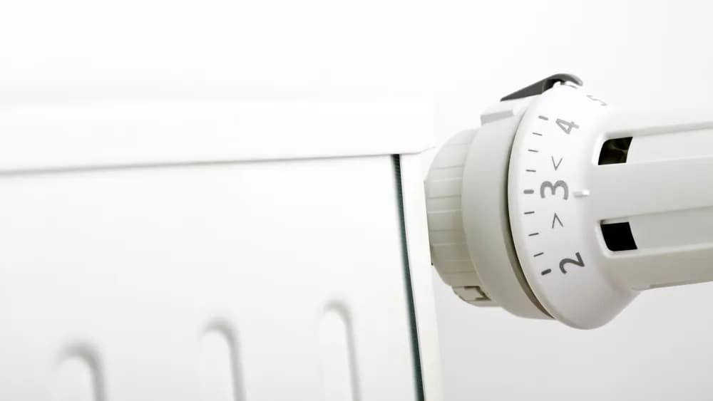 Kiedy wyłączyć ogrzewanie w domu, aby uniknąć wysokich kosztów?